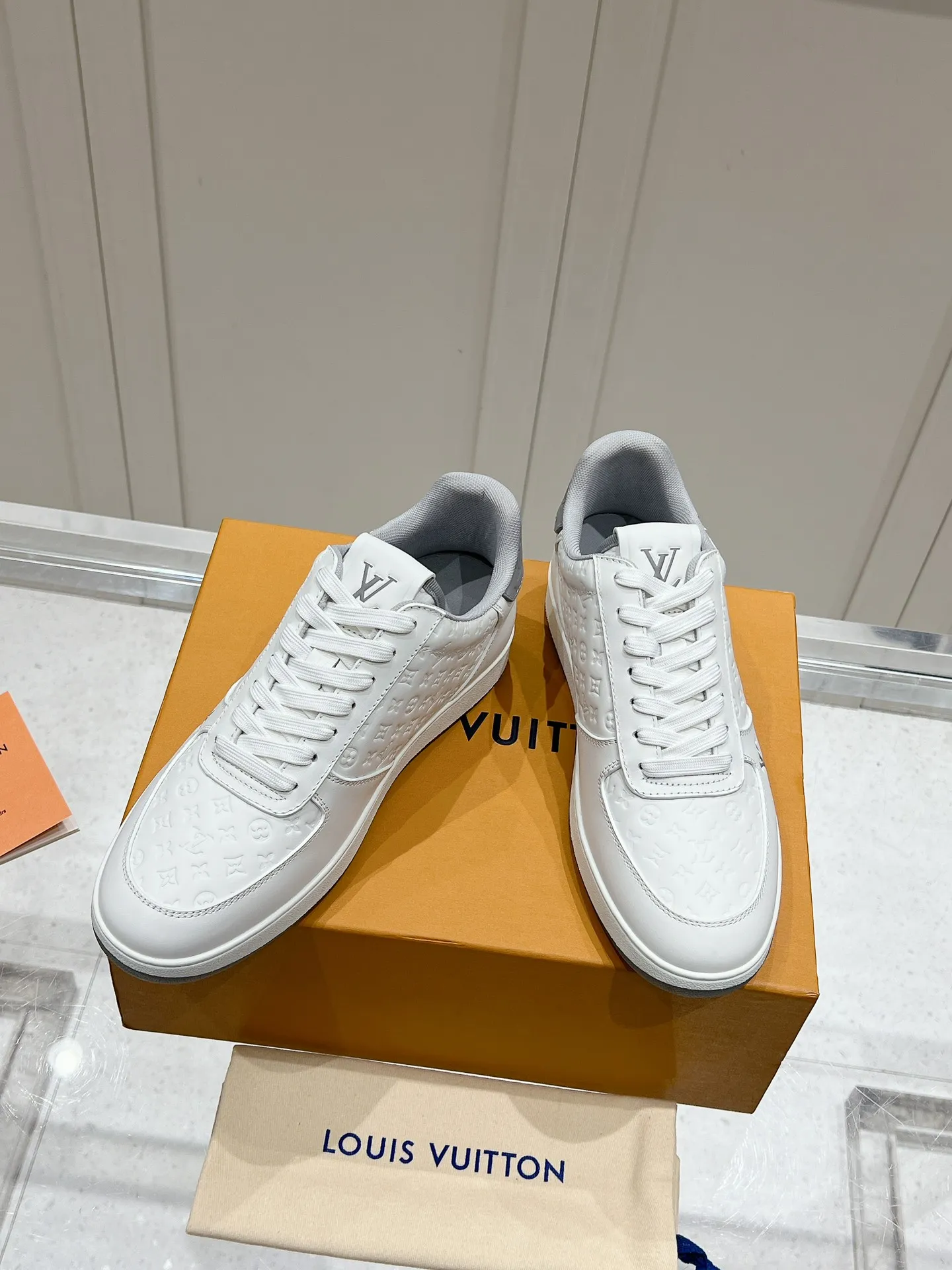 👟👟Ex-factory price 680👟👟 LV new style casual white shoes for men, simple and fashionable, light and comfortable, size: 39-44 (order 45)